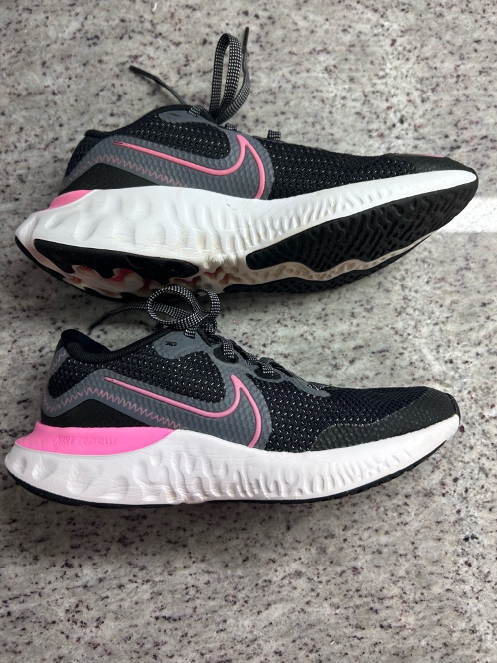 Nike Renew Gs Black/Pink Glow LT Smokey Grey Noir Running Shoes-size 4 youth - Picture 3 of 7